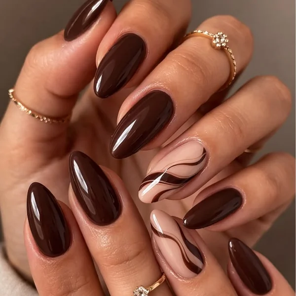 Unhas alongadas em gel marrom escuro, com desenho em duas unhas