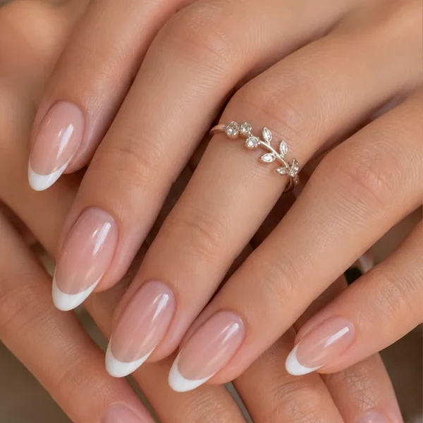 Francesinha branca clássica em unhas alongadas formato amêndoa